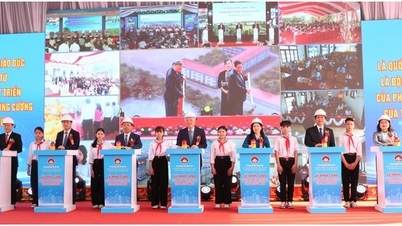 O vice-primeiro-ministro Nguyen Hoa Binh participou da cerimônia de lançamento da pedra fundamental do projeto de construção da Escola Primária e Secundária Interna Huong Xuan.