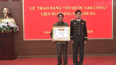 Remise du certificat de « Reconnaissance de la Patrie » au martyr Hoang Seo Chung.