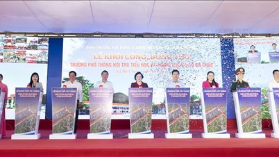 Cerimônia de lançamento da pedra fundamental para a construção de um internato de vários andares na província de An Giang.