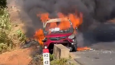 Lam Dong : Voiture entièrement réduite en cendres sur la route Mui Ne - Bau Trang.