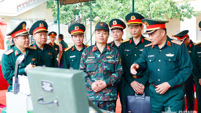 General Nguyen Van Hien inspiserer artillerioffiserskolen.
