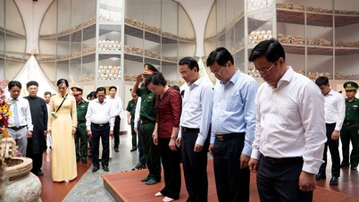 A vice-primeira-ministra Pham Thi Thanh Tra ofereceu incenso no Pagode Tam Buu - Phi Lai e na Casa Memorial Ba Chuc.