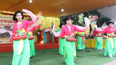 Des garçons du village exécutent la danse Bong Dang Mau lors de la cérémonie d'ouverture du festival du temple Dai Lo - Dam.