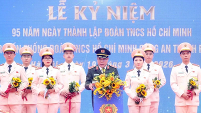 De politie van Hanoi prijst 10 uitzonderlijke jongeren.