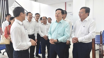 Le vice-Premier ministre Mai Van Chinh travaille avec les communes et les quartiers de la province de Tay Ninh sur les résultats de la mise en œuvre du système de gouvernement local à deux niveaux.