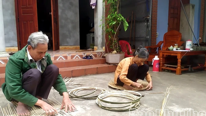 Finding solutions to overcome difficulties for traditional weaving villages.
