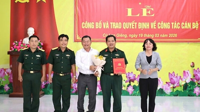 A comuna de Cu Lao Gieng apresenta a decisão do Comitê Permanente do Partido Provincial sobre assuntos de pessoal.