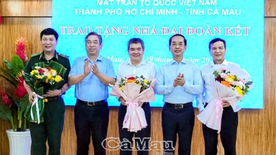 A Ho Si Minh-városi Vietnami Hazafias Front Bizottság szociális támogatást nyújt Ca Mauban.