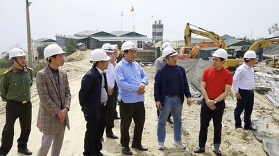 省警察署長は、新満市に建設中の多層式寄宿学校の建設状況を視察した。
