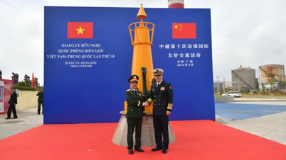 [Photo] General Phan Van Giang and Lieutenant General Dong Quan visit the Ho Chi Minh Trail on the Sea historical site.