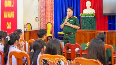 The Naval Academy provides admissions counseling for high school students in Ca Mau.