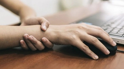 Increased cases of wrist pain among office workers: A warning sign of excessive computer and phone use.