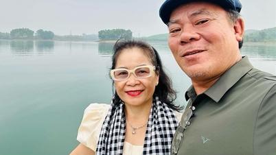Artist Phuong Binh, 60 years old, lives peacefully in his apartment, far away from his wife, a government official.