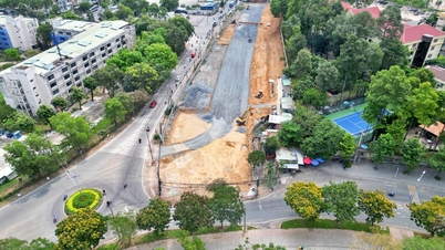 Huvudporten till Vietnam National University Ho Chi Minh City är fortfarande ofullbordad på grund av problem med markförvärv.