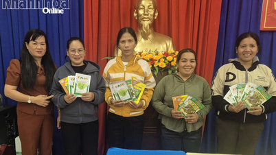 L'Union des femmes de la commune de Nam Khanh Vinh a offert des cadeaux à ses membres défavorisés.