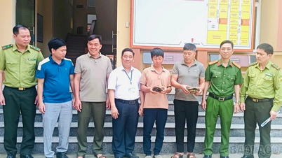 Khanh Yen reçoit deux tortues offertes volontairement par des habitants locaux.