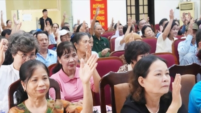 In Phu Luong bespreken mensen oplossingen voor het opbouwen van een cultureel leven.