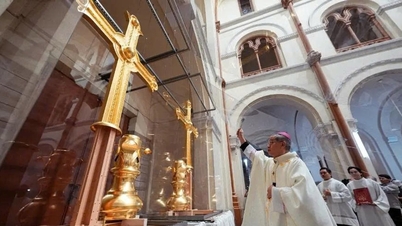 Saigon'daki Notre Dame Katedrali'nde bulunan altın kaplama haçın yapım sürecini özel kılan nedir?