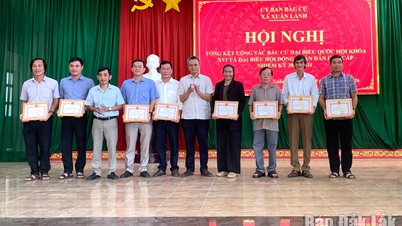 Komune Xuan Lanh memuji 17 kolektif yang cemerlang dan 20 individu yang cemerlang atas prestasi mereka dalam proses pilihan raya.