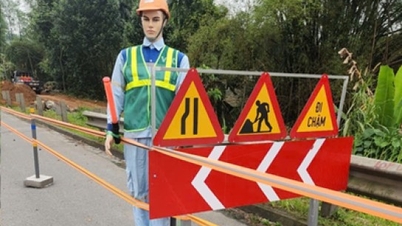 Rodovia Yen Bai - Lao Cai: Barreiras adicionais de chapa ondulada, manequins e setas refletoras estão sendo instaladas para alertar sobre a segurança durante a construção.
