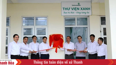 Vietcombank opent de "Groene Bibliotheek" en reikt beurzen uit aan kansarme studenten in Thanh Hoa.