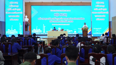 El Comité Popular del distrito de Cam Ranh organizó una conferencia de diálogo con jóvenes.