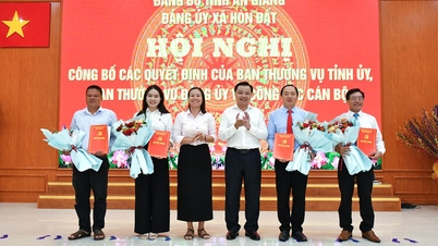Meeting of the Executive Committee of the Hon Dat Commune Party Committee
