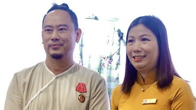 Vo Viet Chung, Güney Vietnam Kadın Müzesi'ne üç adet özel ao dai (geleneksel Vietnam elbisesi) bağışladı.