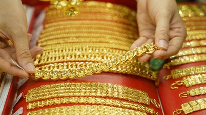 Harga emas dunia anjlok hingga mendekati $4.550 per ons.
