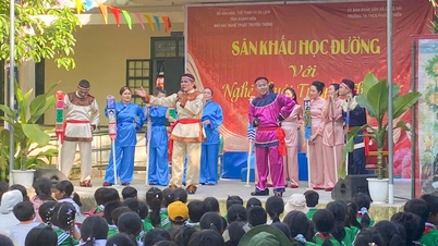 산간 지역 학생들에게 전통 예술을 소개합니다.