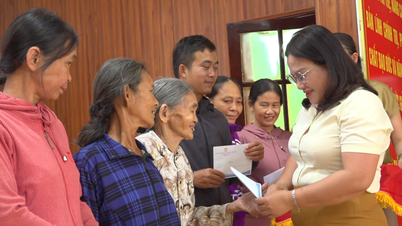 The Vietnam Fatherland Front Committee of Thang Dien commune presented 100 gifts to local households.
