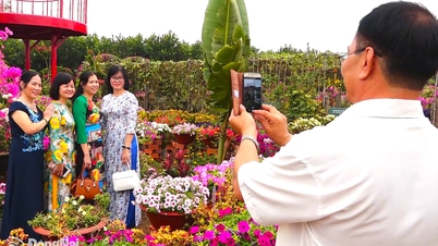 The story of farmers developing ecotourism in their gardens.