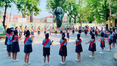 As autoridades da cidade de Hue estão verificando informações sobre uma professora que supostamente agrediu um aluno do 4º ano, causando ferimentos na mão.