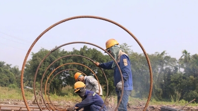 Les prix des matériaux de construction s'envolent : le ciment atteint 100 000 VND/tonne, l'acier 16,2 millions de VND.