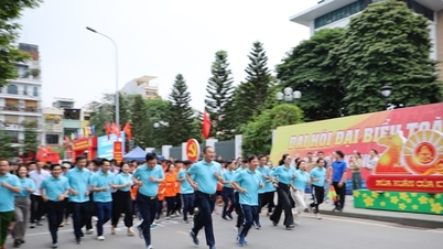 Dong Da: 500 atletas participam da 51ª Corrida Aberta da Cidade Nova de Hanói.