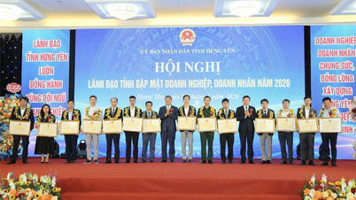 Hoa Phat receives a certificate of commendation from the Chairman of the People's Committee of Hung Yen province.