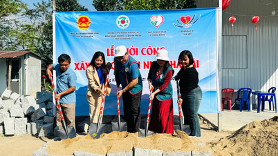 Het bouwen van liefdadigheidswoningen voor arme gezinnen in de gemeente Trung Khanh Vinh.