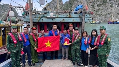 យុវជននៅសង្កាត់ហាឡុងប្រគល់ទង់ជាតិដល់អ្នកនេសាទ។
