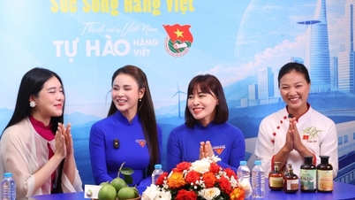 Des jeunes du ministère de l'Industrie et du Commerce font rayonner la fierté des produits vietnamiens.