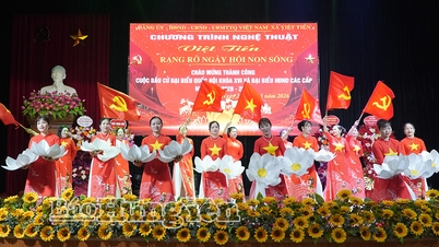 Viet Tien commune organized an art program to celebrate the success of the election.