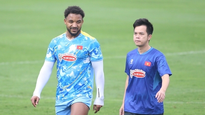 Xuan Son avbryter träningen med det vietnamesiska landslaget, tränaren Kim Sang Sik ser chockad ut.