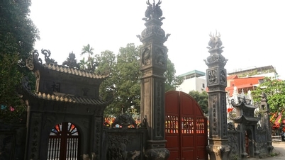 El templo Dong Co Nguyen Xa bulle de actividad con los preparativos para el milenario del festival.