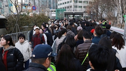 Meer dan 30.000 mensen stroomden naar Gwanghwamun om het historische concert van BTS bij te wonen.