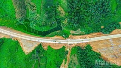 Bustling construction site for the Dong Dang-Tra Linh expressway.