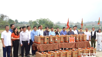 Ketua Komite Rakyat Provinsi Quang Tri, Le Hong Vinh, menyerahkan peralatan komputer kepada desa-desa dan dusun-dusun di komune Con Cuong.