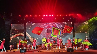 Xuan Dinh bersinar terang dengan malam seni yang bertemakan "Demokrasi - Perpaduan - Pembangunan".