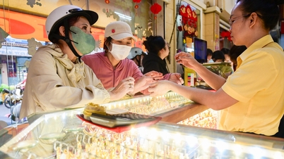 Los precios del oro en el mercado interno son casi 30 millones de VND por onza más altos que los precios mundiales, lo que supone un riesgo para los compradores.