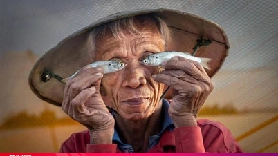 The idea behind the photograph of fishermen in Hoi An.