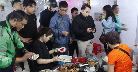 Tief in einer kleinen Gasse in Hanoi gelegen, ist dieser Klebreisstand immer voll mit Kunden und verkauft innerhalb von nur gut zwei Stunden komplett.