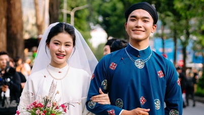 Lebih dari 1.000 anak muda yang mengenakan pakaian tradisional Vietnam berpawai melalui jantung Kota Ho Chi Minh.